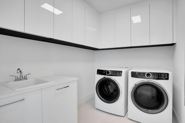 Building Photo - 153 N Seabreeze Blvd