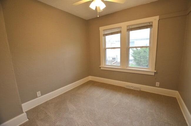 Building Photo - Cozy Home near Merle Hay!