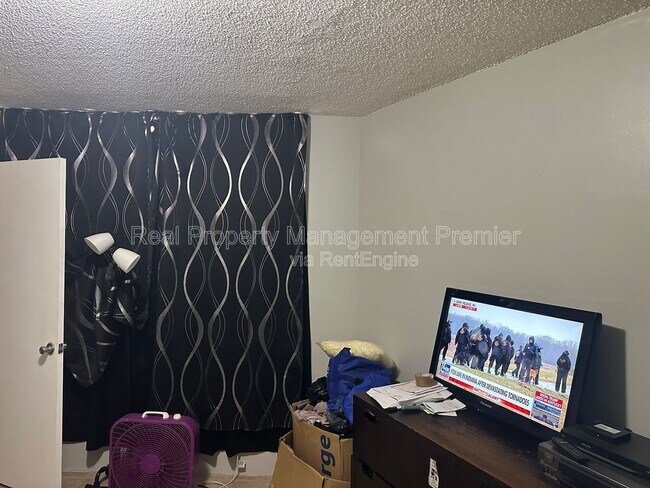 Building Photo - 1100 St Charles Pl