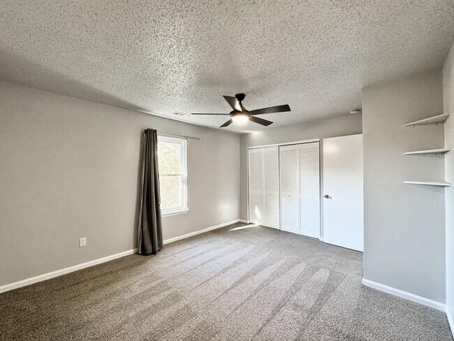 Building Photo - Freshly painted & Available NOW! Tri-Level...