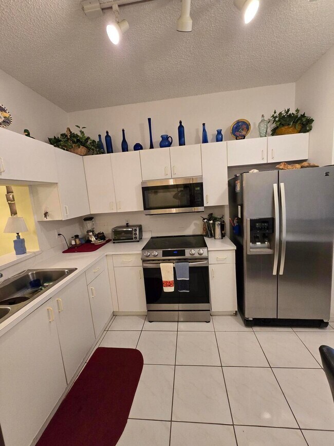 Building Photo - 5084 Rose Hill Dr