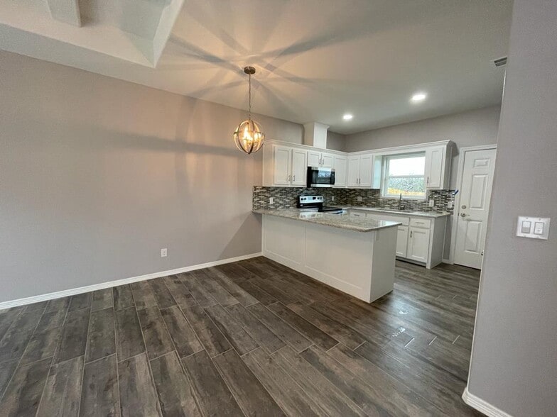 Primary Photo - 4905 N Winona Dr