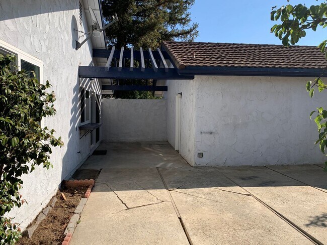 Building Photo - Light-Filled Thousand Oaks Home with Backyard Retreat
