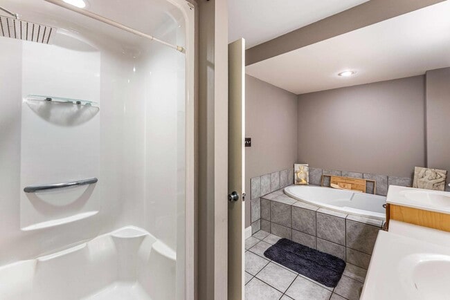 Building Photo - 523 N Bertrand St