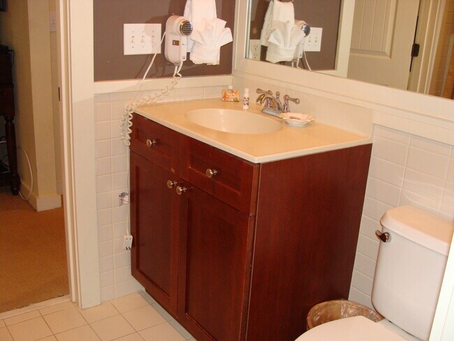 Building Photo - 3 bedroom 2 bath furnished condo