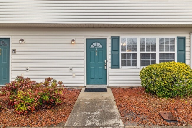Building Photo - 2 Bed 2.5 Bath Townhome
