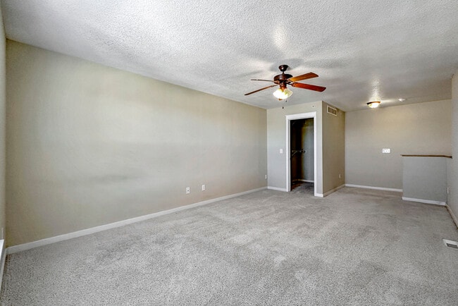 Building Photo - 204 NE Chalet Ln