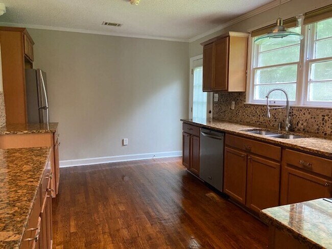 Building Photo - Midway Home Offering lots of space!!