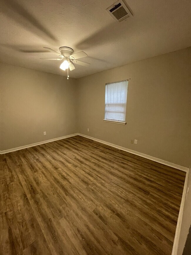 Building Photo - 2118 Thousand Oaks Dr