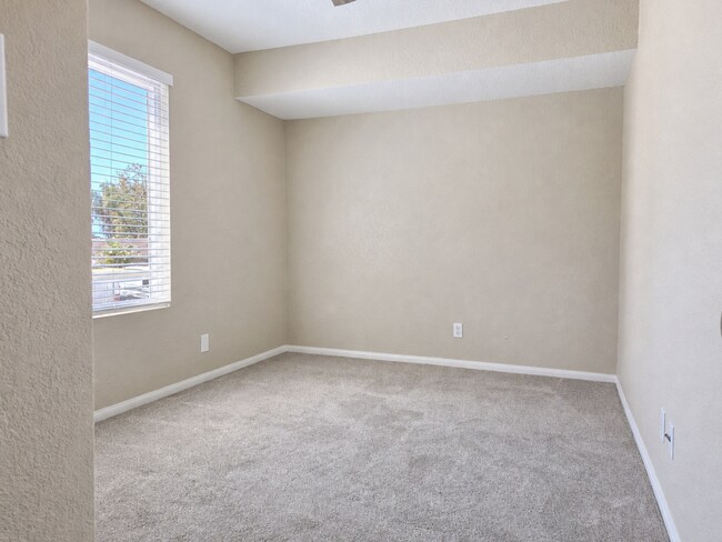 Building Photo - Park Place Bluffs Corner Unit