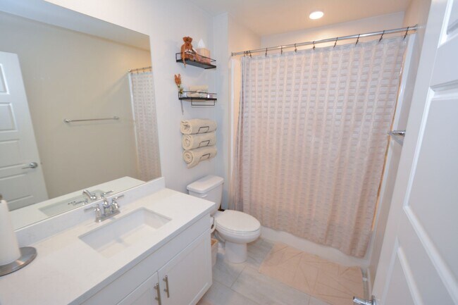 Building Photo - 3BED/4BATH Townhome in Oxnard