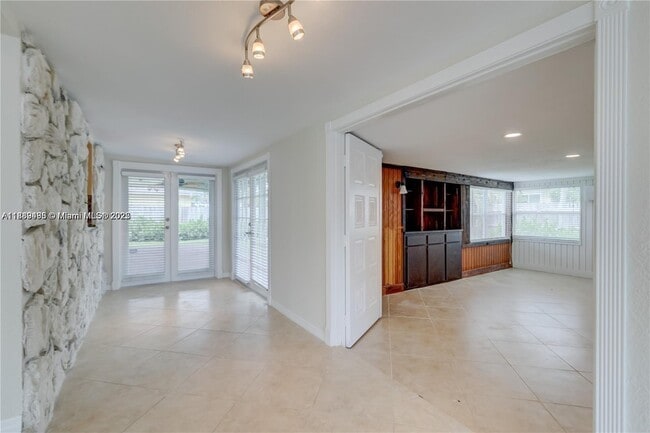 Building Photo - 308 N Crescent Dr
