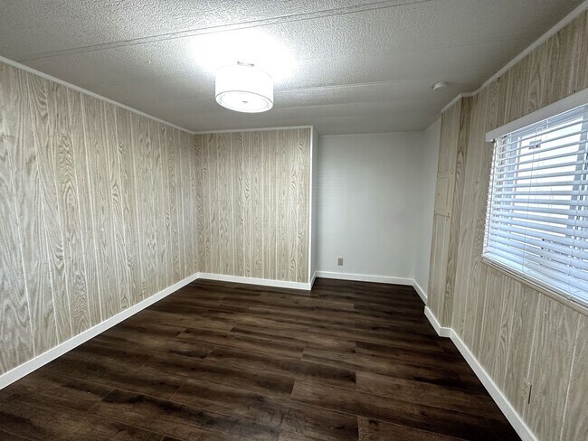 Building Photo - Stunning 2/2 Home in 55+ Leesure Village