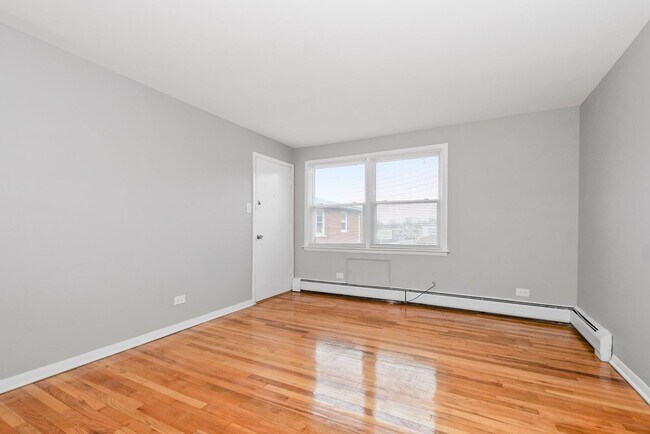 Interior Photo - 7900-06 S Wabash