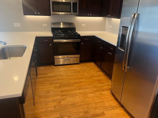 Building Photo - 4812 W Montrose Ave