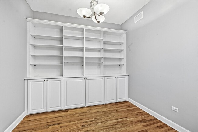 Building Photo - 221 E Cullerton St