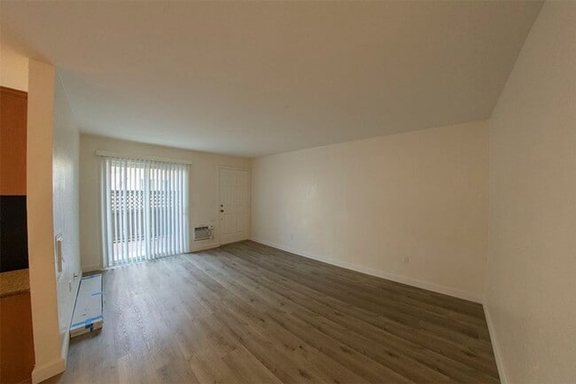 Building Photo - 2BR/1BA Clairemont Condo Freshly Painted, New Vinyl Plank Flooring Throughout Patio, 1 Parking Space
