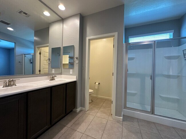 Building Photo - Single Level Home with Split Floor Plan, D...