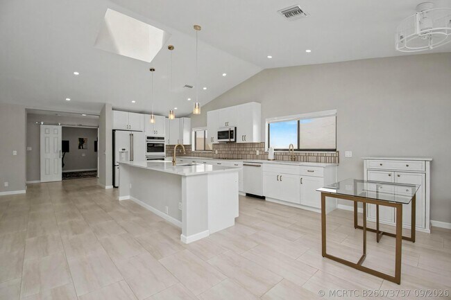 Building Photo - 21460 Laguna Dr