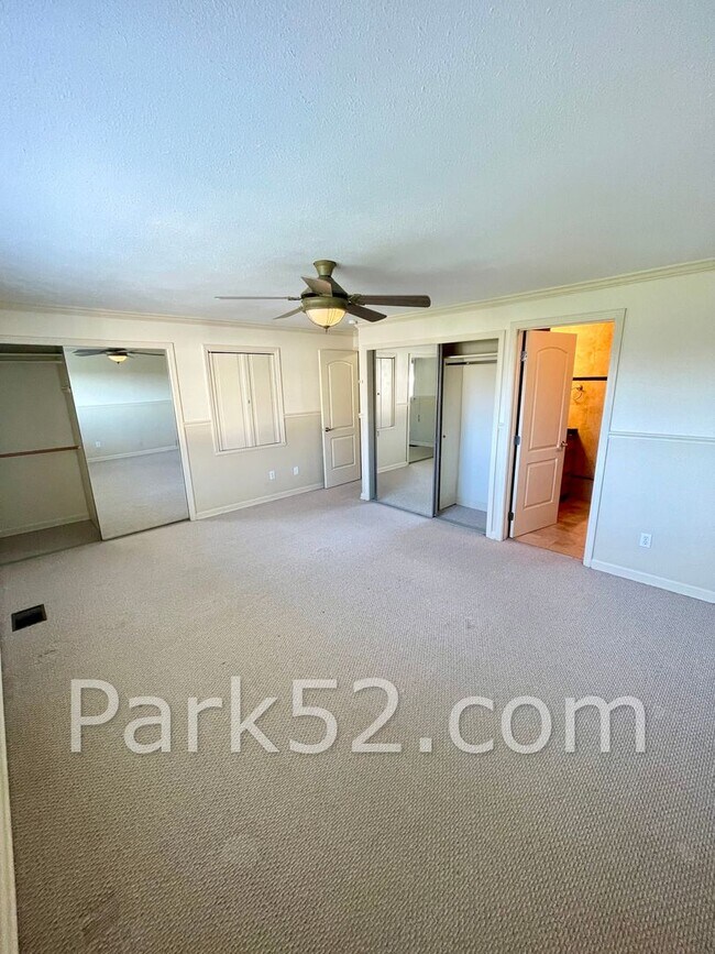 Building Photo - 2 Bedroom Tacoma Townhome