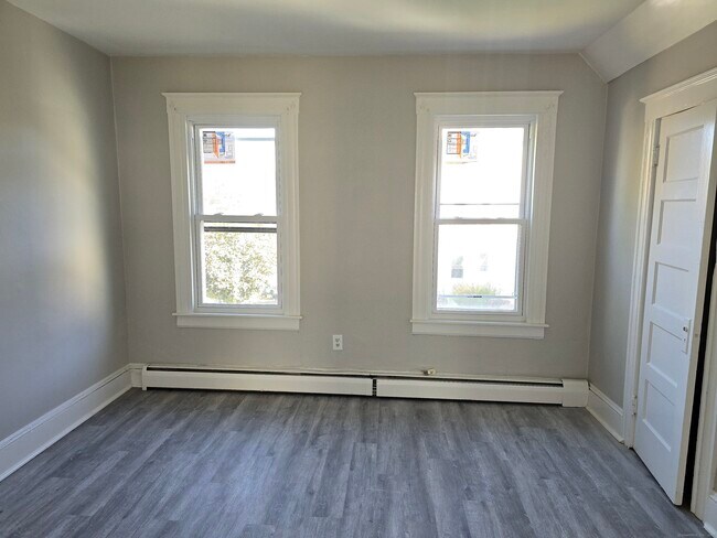 Building Photo - 465 Burritt St
