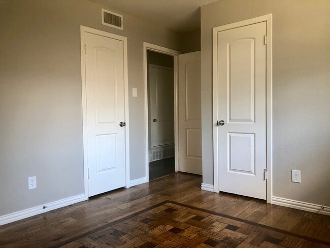 Building Photo - 4 Bedroom / 2 Bath / 2 Car Garage