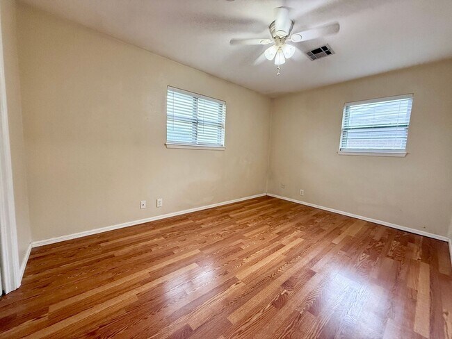 Building Photo - Cute Home w/Great Yard!