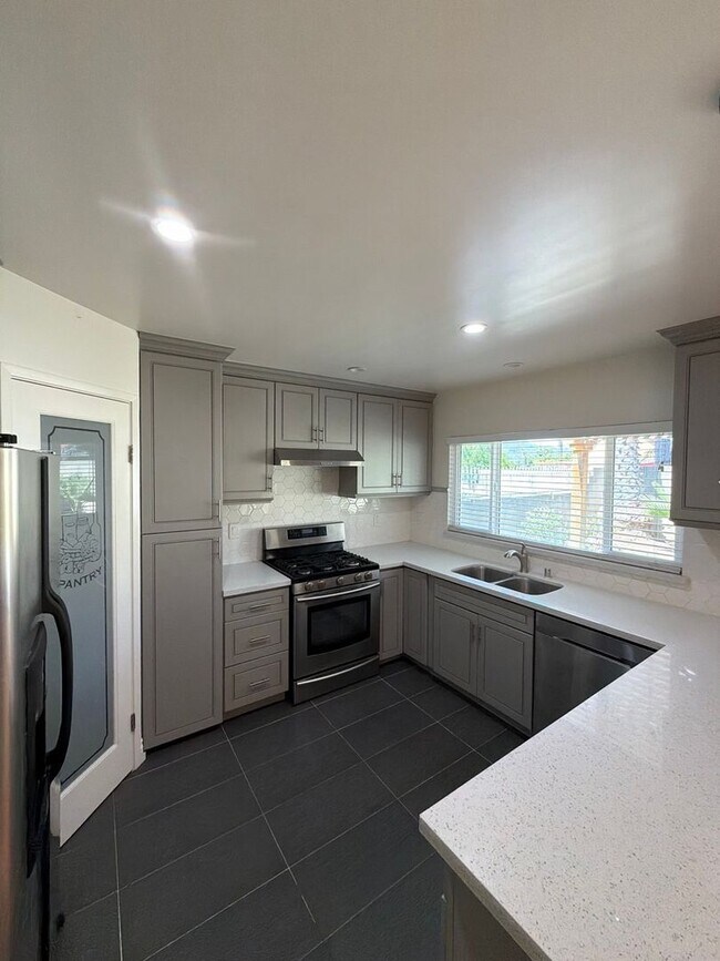 Building Photo - Beautiful 3 Bedroom Home in Avocado Heights