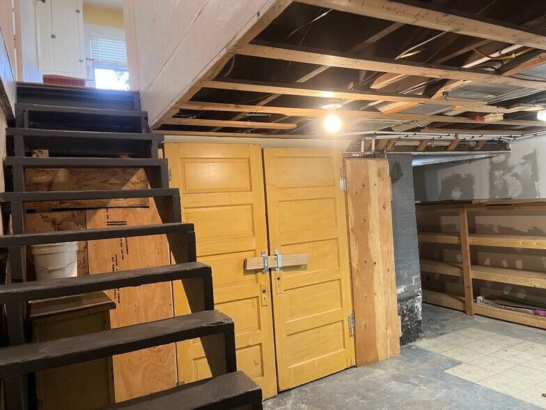 laundry door to separate basement apartment - 640 S 4th Ave