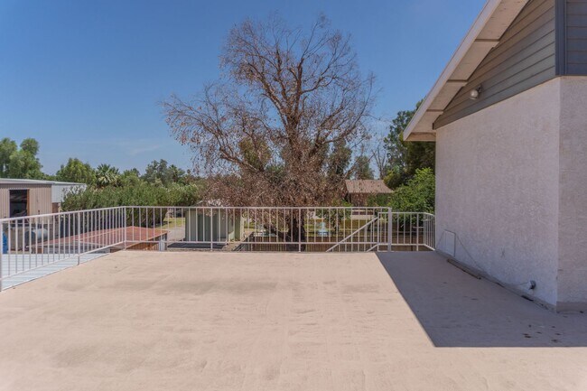 Building Photo - Spacious 3-Bedroom, 4-Bath Vintage Home wi...