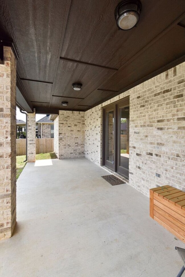 Building Photo - Stunning 4 Bed 2 Bath!