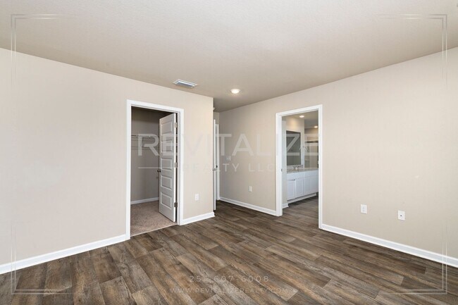 Building Photo - Stunning 2-Story 4 BD 2.5 BA House in Span...