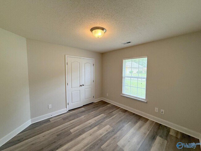 Building Photo - 211 High Green Dr