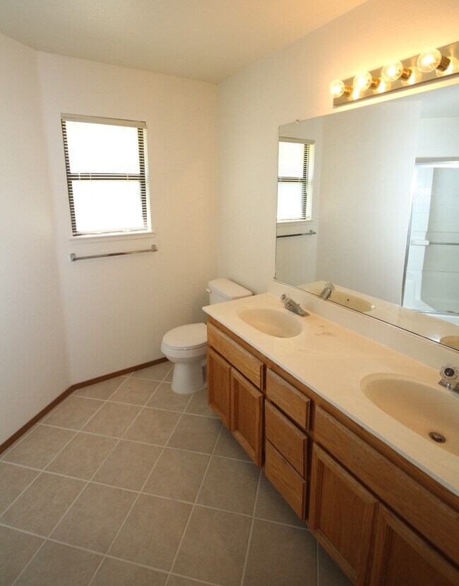 Building Photo - 4 BR | 2Ba | 1814SF | 2 Car Garage | Singl...
