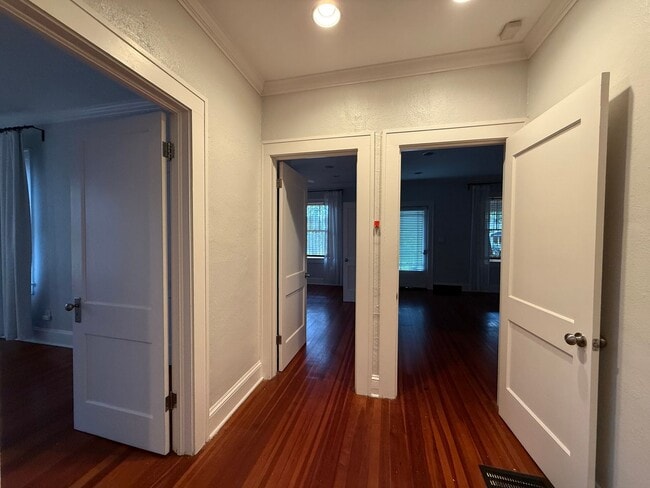 Building Photo - DOWNTOWN house with W/D avail NOW!