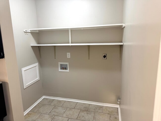 Building Photo - 6475 Yorkshire Rd