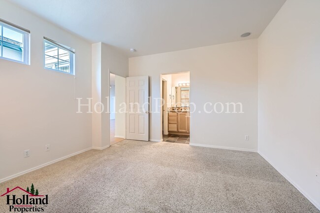 Building Photo - Charming 2-Bedroom Condo with Premium Feat...