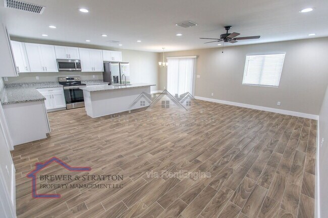 Building Photo - 2324 W Mobile Ln