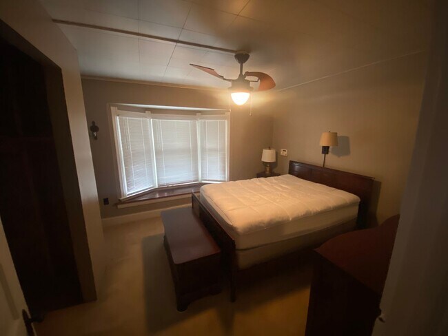 Building Photo - 3 Bed 2 Bath