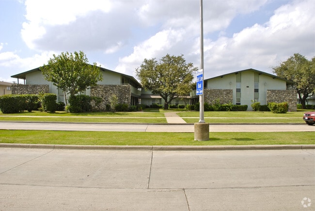 Building Photo - Trade Winds Apartments