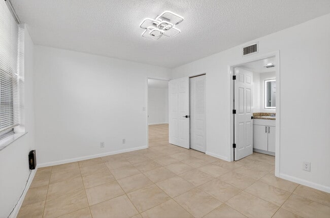Building Photo - 10 Willowbrook Ln