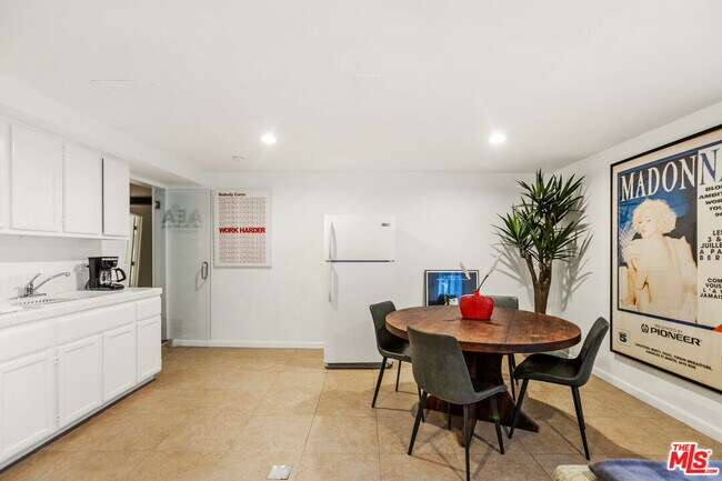 Building Photo - 917 N Curson Ave