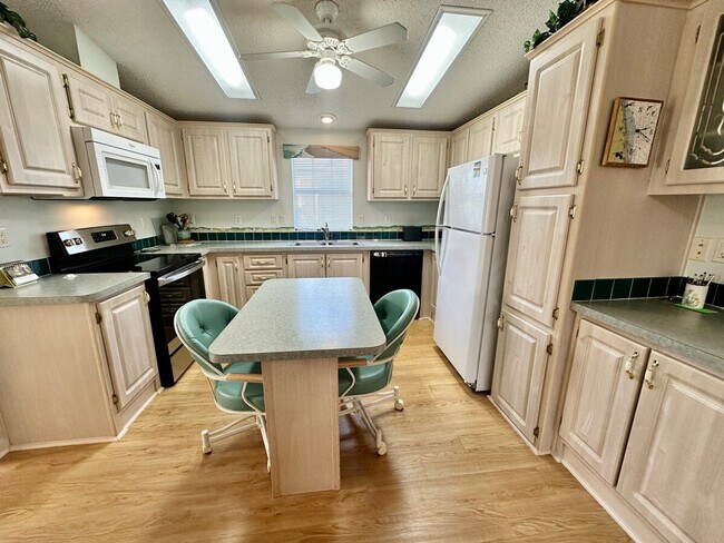 Building Photo - 564 Nettles Blvd