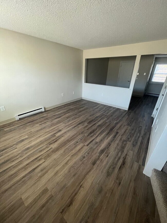 Building Photo - Renovated 2 Bedroom Apartment For Rent in Rochester, NH!