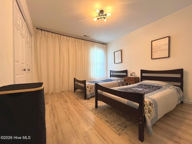 Building Photo - 561 Thorncliff Dr