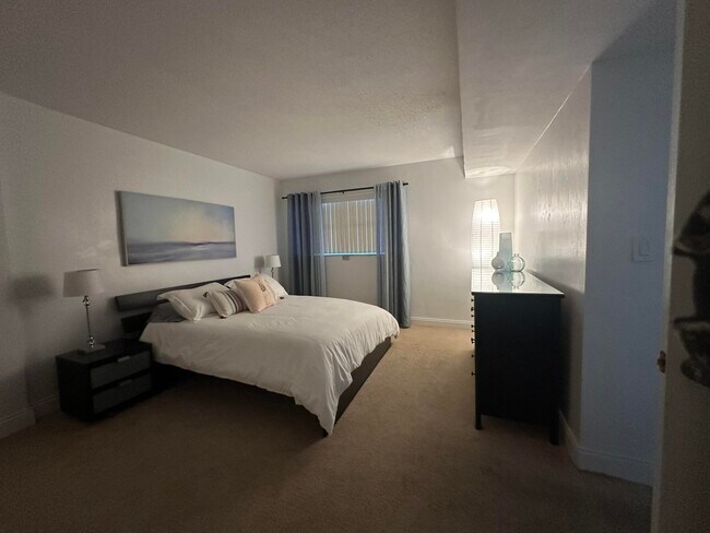 Building Photo - 1169 Hillsboro Mile