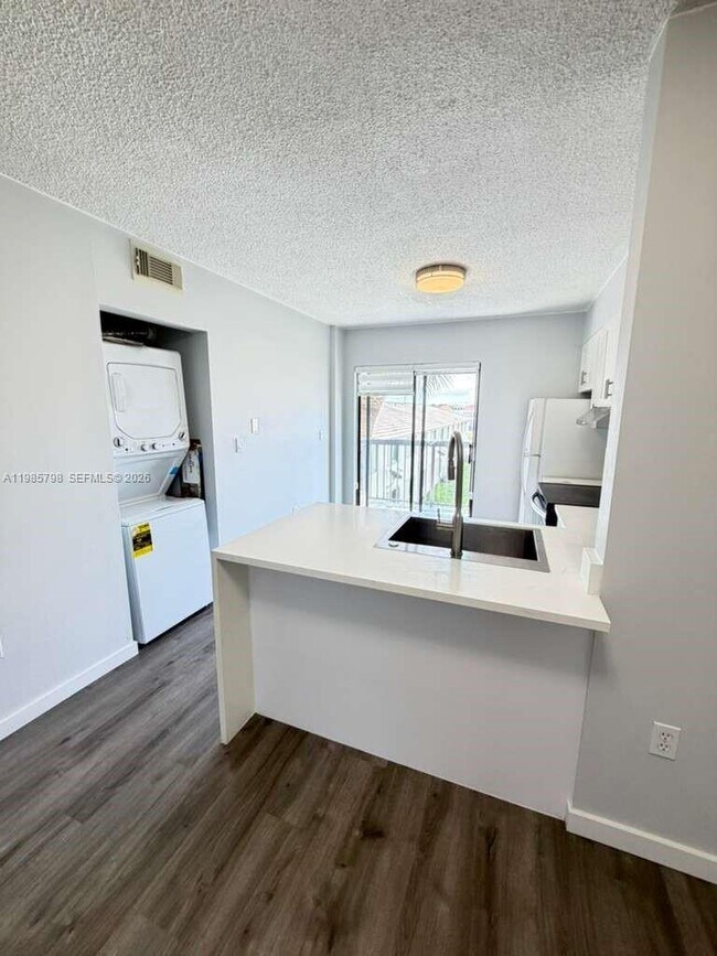Building Photo - 5290 W 21st Ct