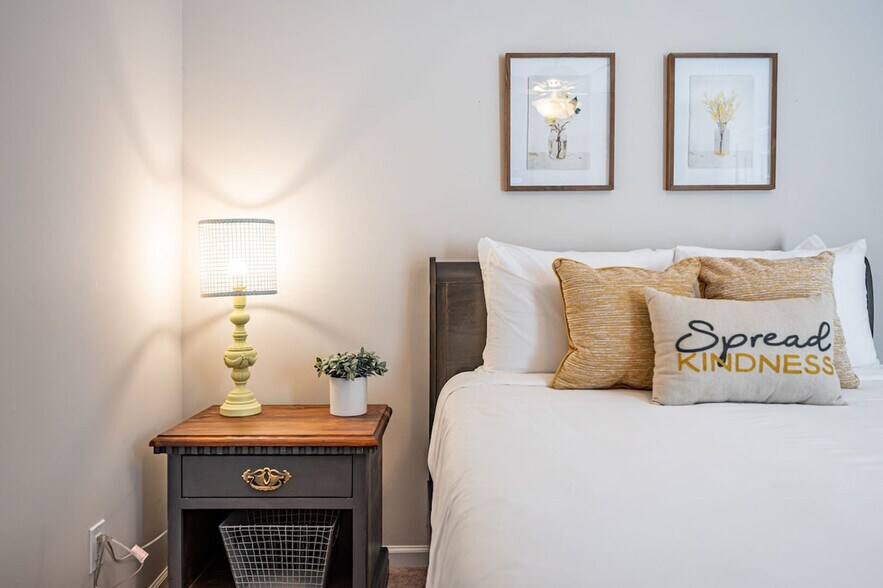 Building Photo - 206 Persimmon Tr