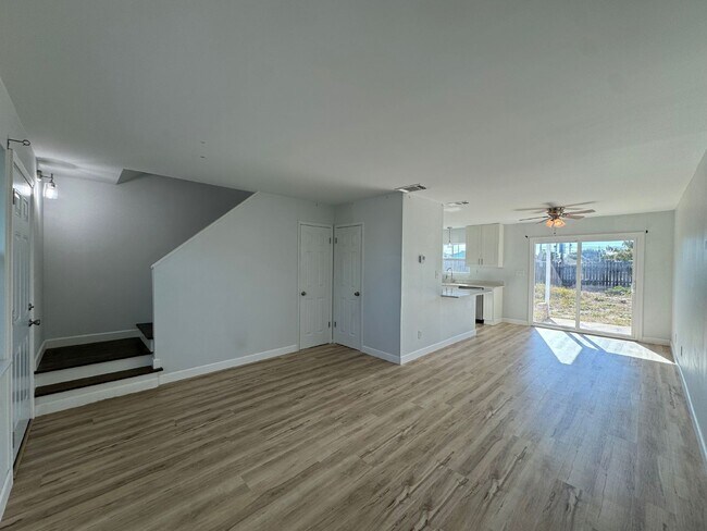 Building Photo - "Coastal Comfort Awaits: Charming 2-Bed Retreat on Beach Drive, Panama City Beach!"