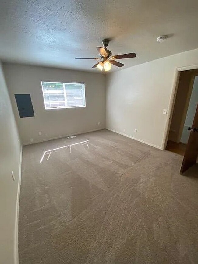 Building Photo - 2 bedroom 1 bathroom duplex with backyard ...